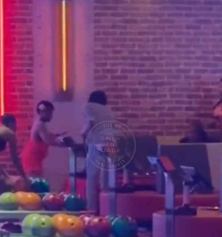 Bagarre au bowling, femme frappée à la tête avec une balle vidéo