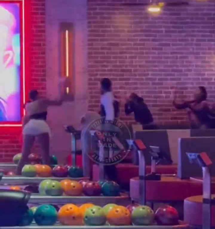 Rissa al bowling, donna colpita in testa con una palla video