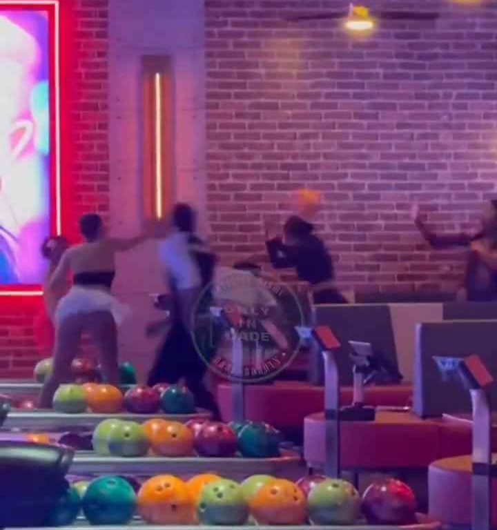 Bagarre au bowling, femme frappée à la tête avec une balle vidéo