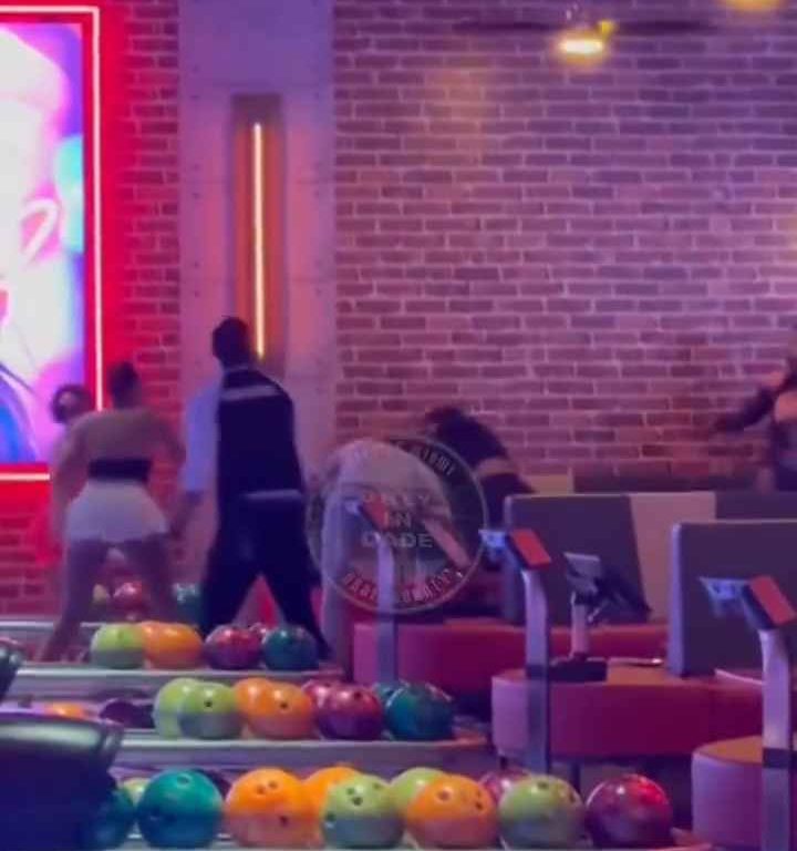 Bagarre au bowling, femme frappée à la tête avec une balle vidéo