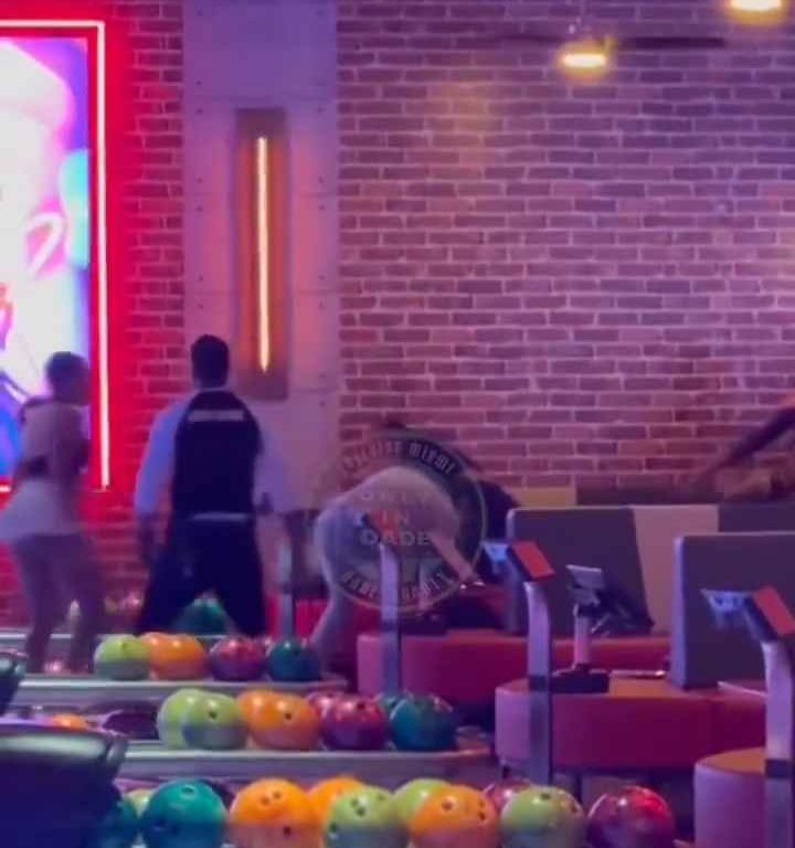 Rissa al bowling, donna colpita in testa con una palla video