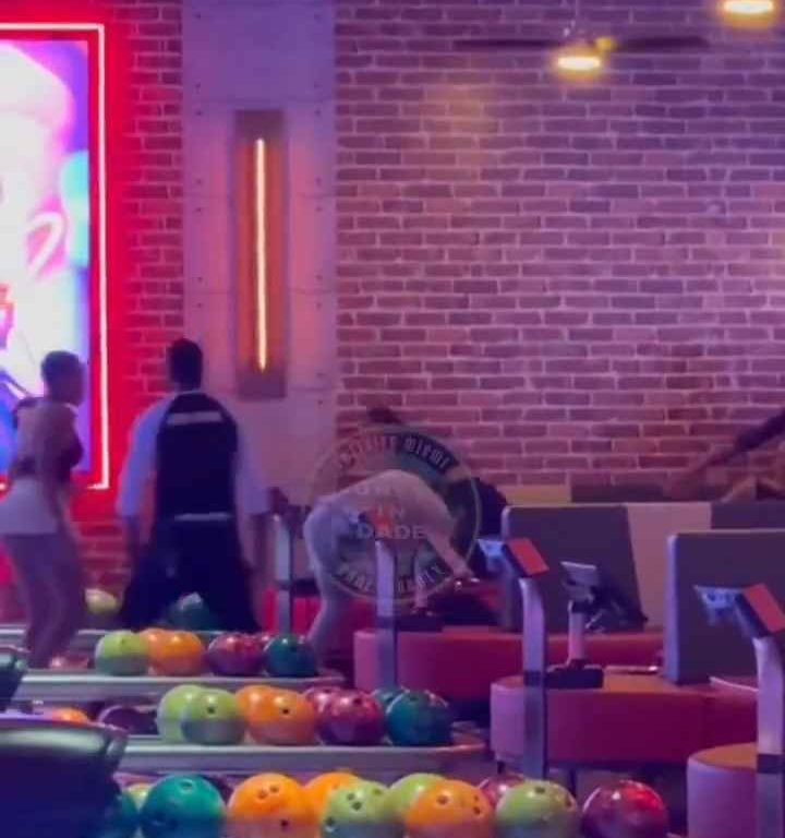 Rissa al bowling, donna colpita in testa con una palla video