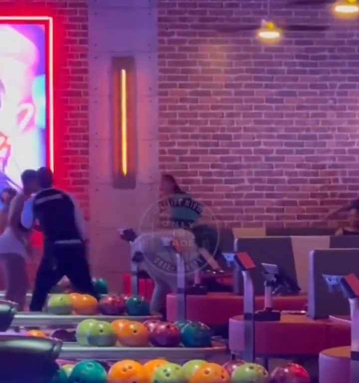 Bagarre au bowling, femme frappée à la tête avec une balle vidéo