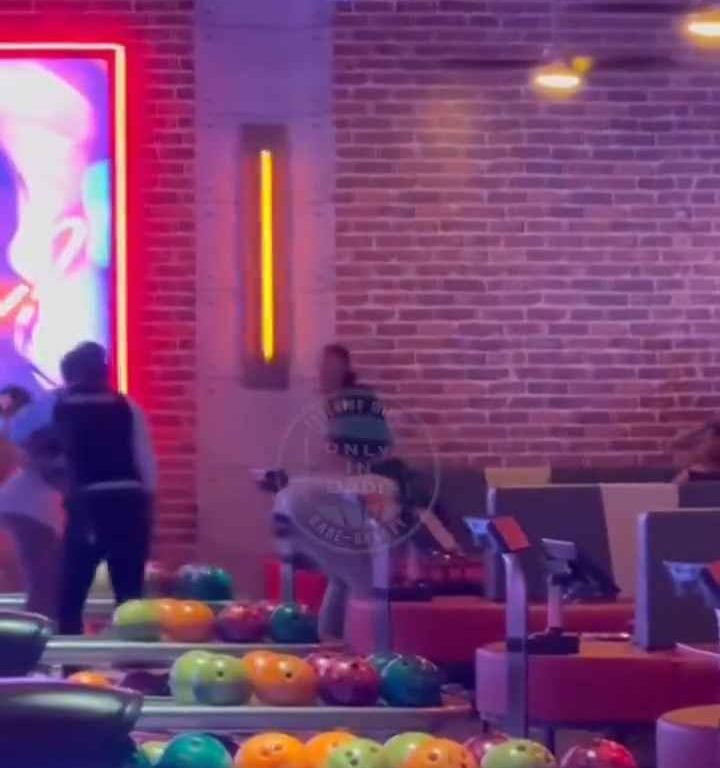 Bagarre au bowling, femme frappée à la tête avec une balle vidéo