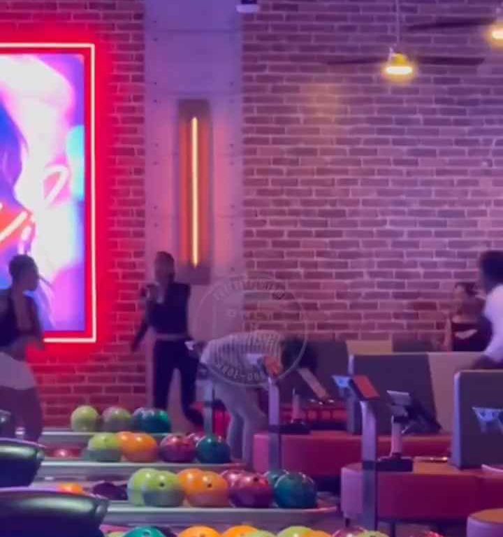 Bagarre au bowling, femme frappée à la tête avec une balle vidéo