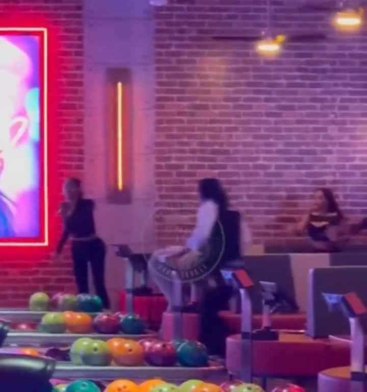 Rissa al bowling, donna colpita in testa con una palla video