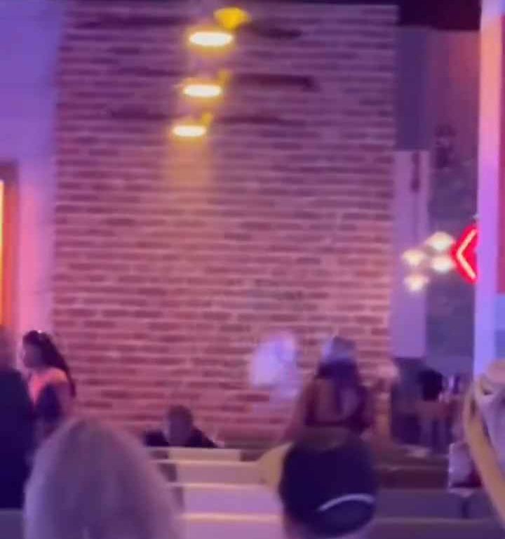 Rissa al bowling, donna colpita in testa con una palla video