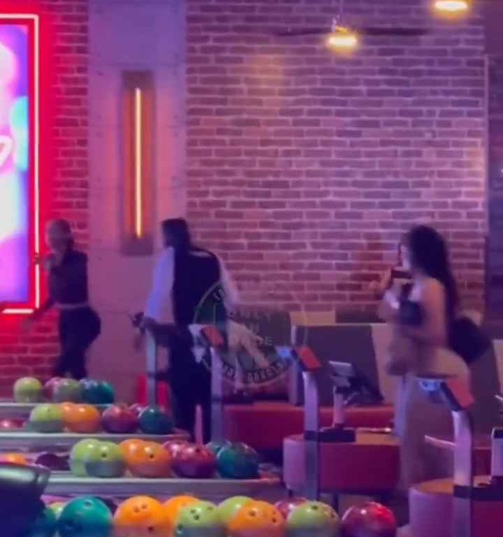 Bagarre au bowling, femme frappée à la tête avec une balle vidéo