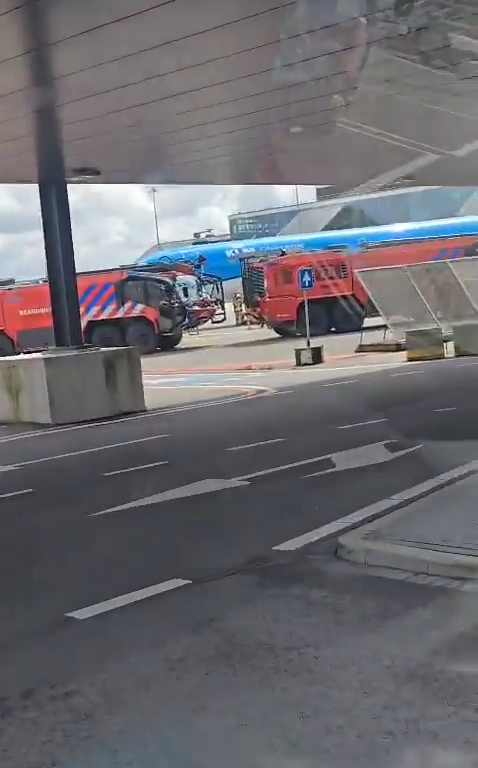 Un homme écrasé dans le moteur d'un avion KLM : scène d'horreur, chaos à l'aéroport