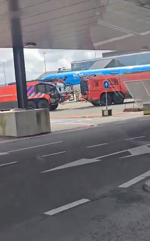 Un hombre aplastado en el motor de un avión de KLM: escena de terror, caos en el aeropuerto