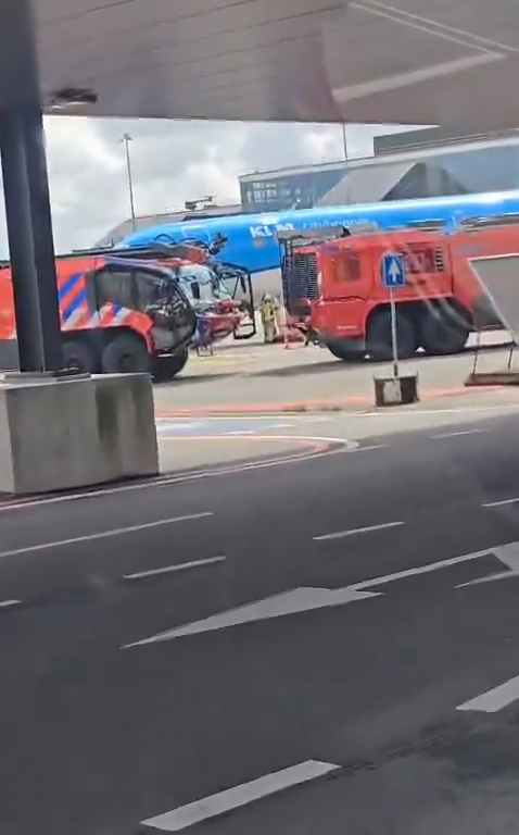 Un hombre aplastado en el motor de un avión de KLM: escena de terror, caos en el aeropuerto