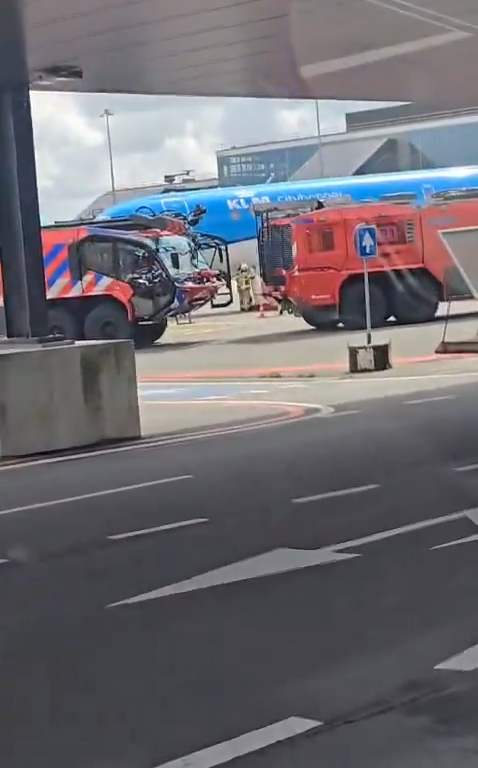 Un homme écrasé dans le moteur d'un avion KLM : scène d'horreur, chaos à l'aéroport