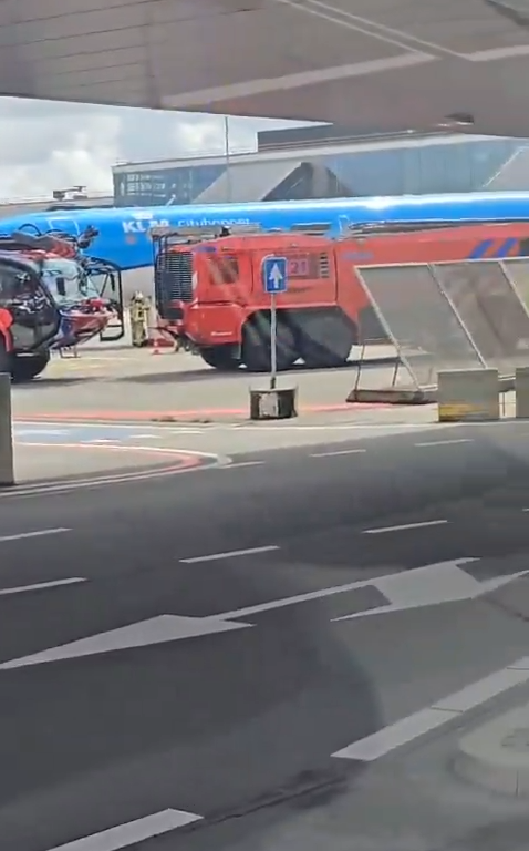 Un homme écrasé dans le moteur d'un avion KLM : scène d'horreur, chaos à l'aéroport