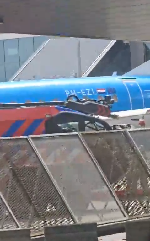 Un hombre aplastado en el motor de un avión de KLM: escena de terror, caos en el aeropuerto