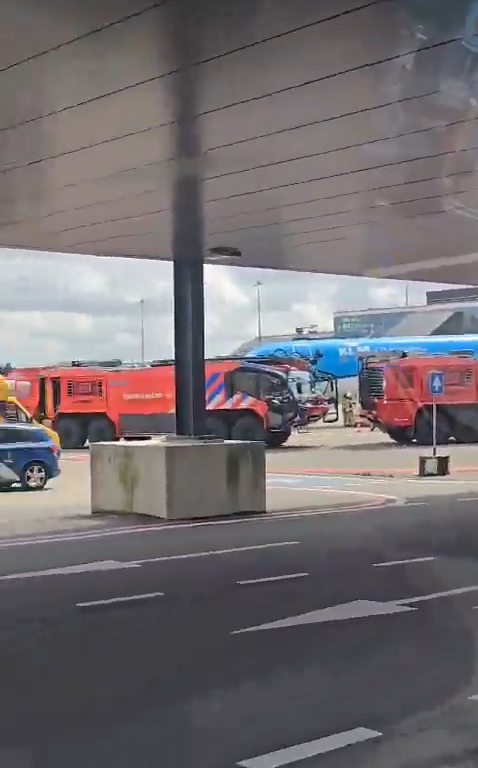 Un homme écrasé dans le moteur d'un avion KLM : scène d'horreur, chaos à l'aéroport