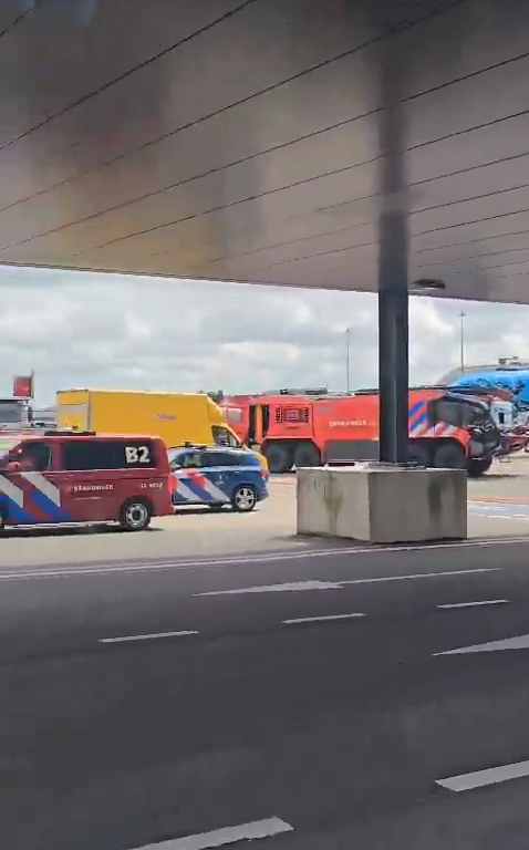 Un homme écrasé dans le moteur d'un avion KLM : scène d'horreur, chaos à l'aéroport