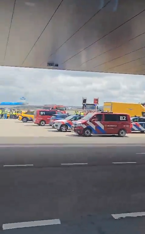 Un homme écrasé dans le moteur d'un avion KLM : scène d'horreur, chaos à l'aéroport