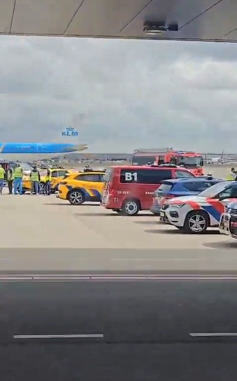 Un hombre aplastado en el motor de un avión de KLM: escena de terror, caos en el aeropuerto