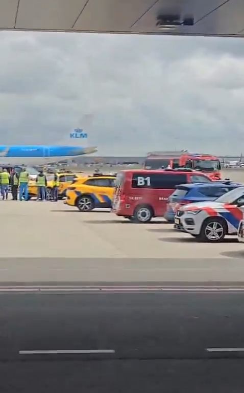 Un homme écrasé dans le moteur d'un avion KLM : scène d'horreur, chaos à l'aéroport