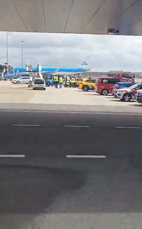 Un homme écrasé dans le moteur d'un avion KLM : scène d'horreur, chaos à l'aéroport