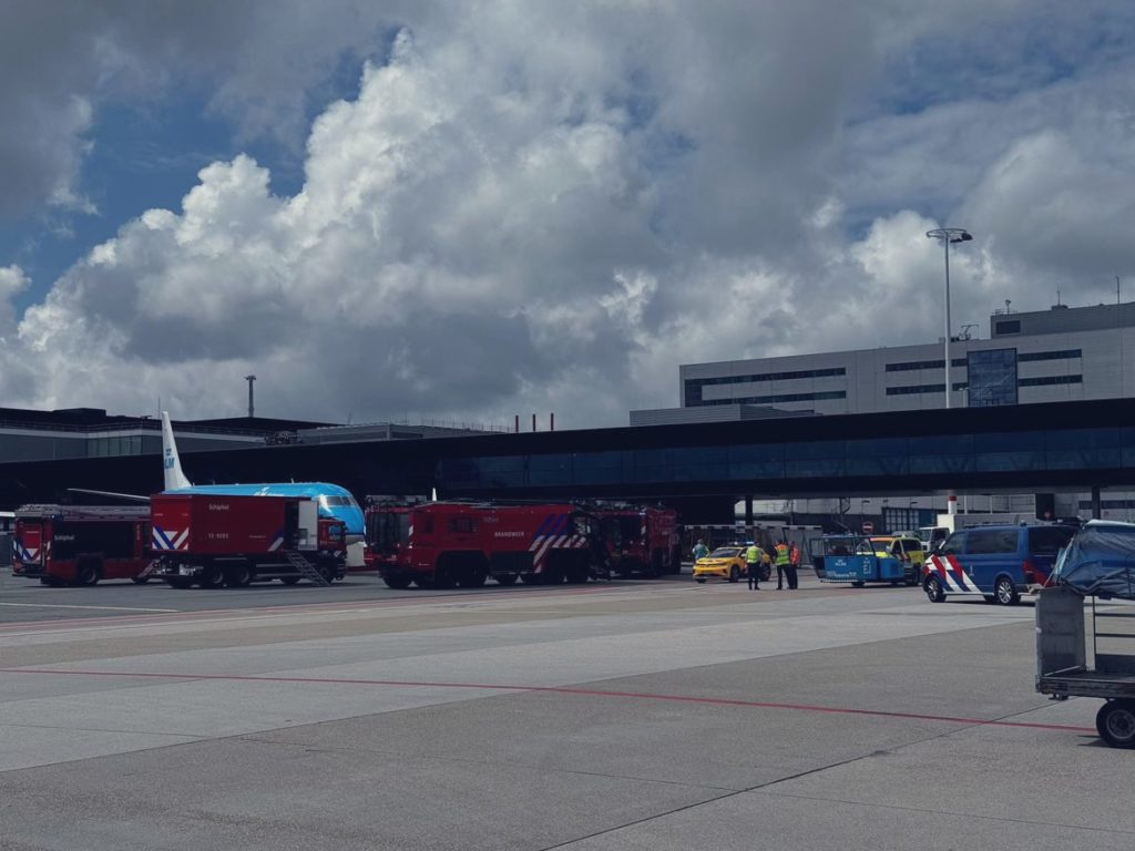 Un homme écrasé dans le moteur d'un avion KLM : scène d'horreur, chaos à l'aéroport