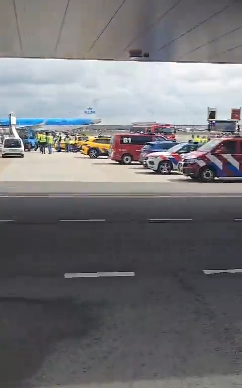 Un homme écrasé dans le moteur d'un avion KLM : scène d'horreur, chaos à l'aéroport