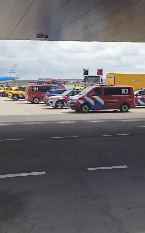 Un homme écrasé dans le moteur d'un avion KLM : scène d'horreur, chaos à l'aéroport