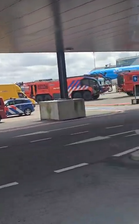 Un homme écrasé dans le moteur d'un avion KLM : scène d'horreur, chaos à l'aéroport