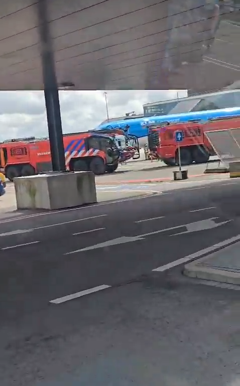 Un hombre aplastado en el motor de un avión de KLM: escena de terror, caos en el aeropuerto