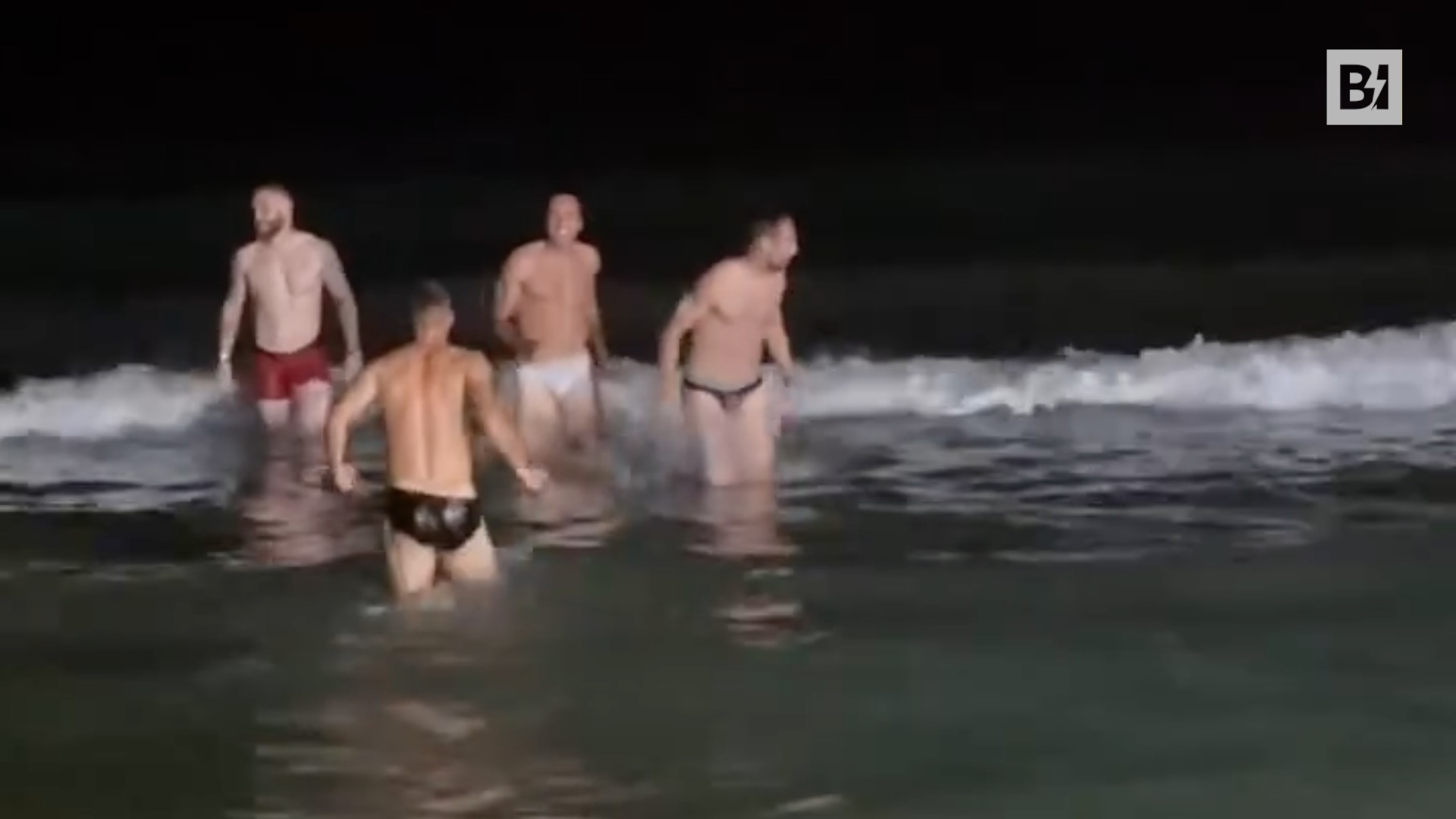 Cagliari, i giocatori festeggiano la salvezza con un…