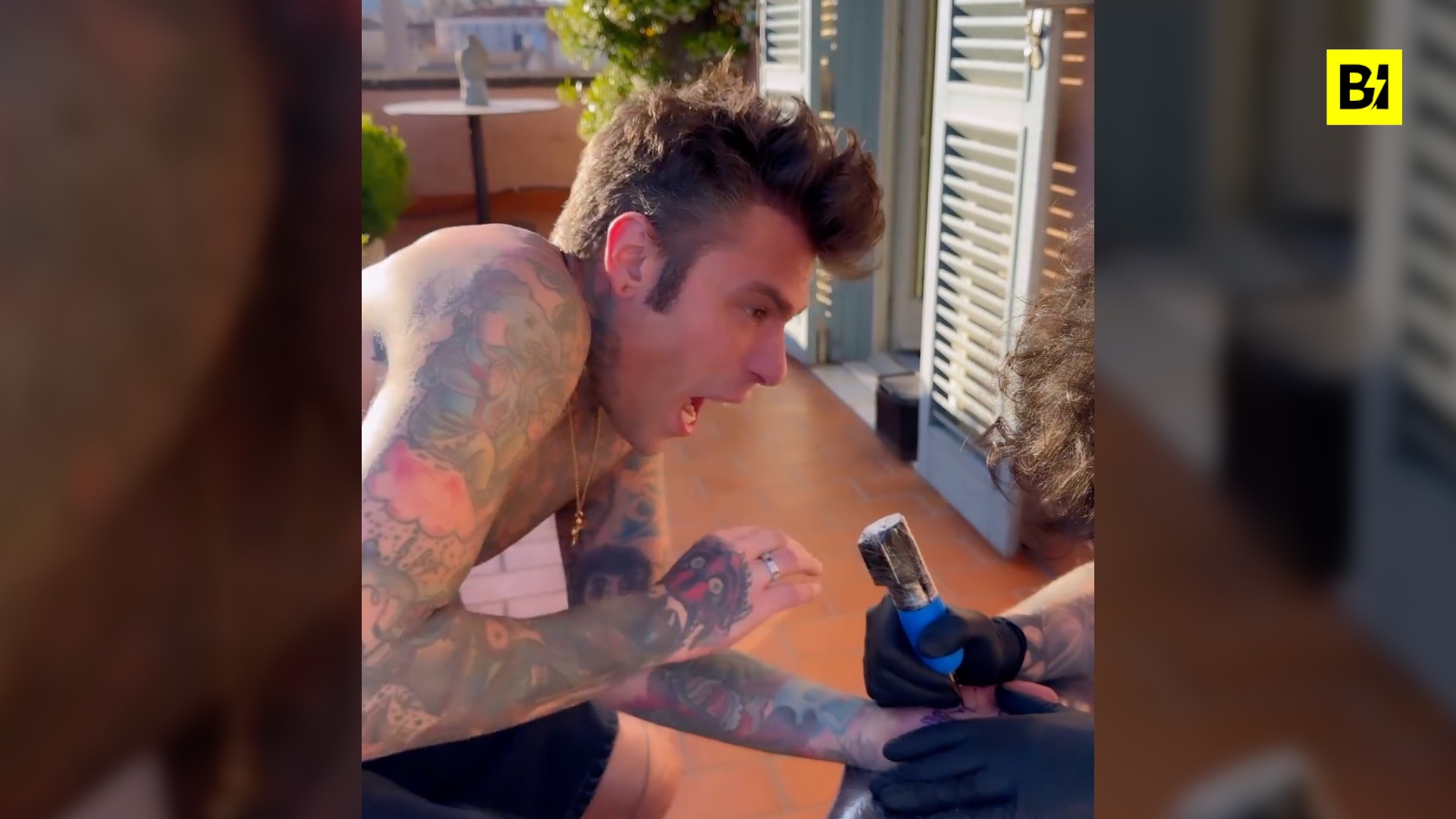 Fedez e la vita da single: si tatua…
