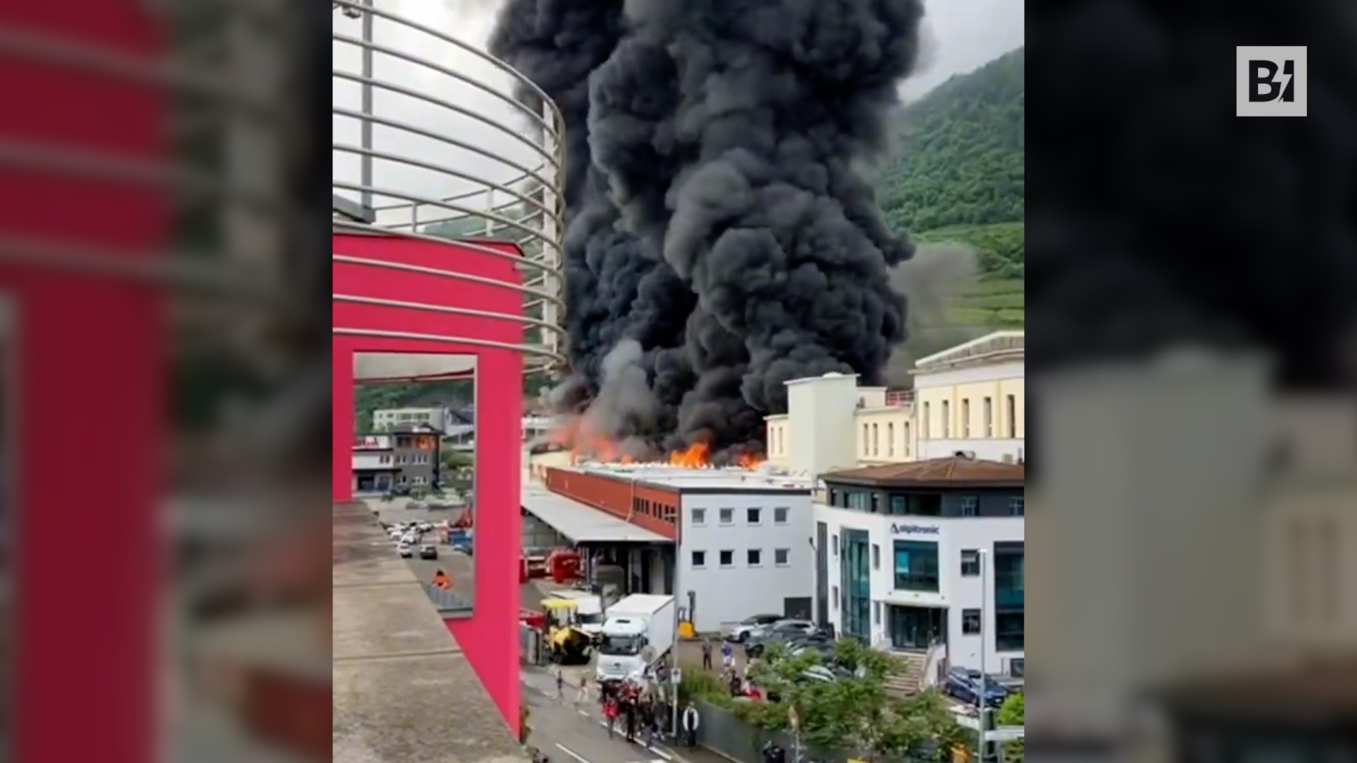 Grande incendio a Bolzano, colonna di fumo nero…