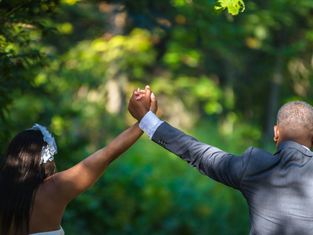 Il devient veuf et part vivre chez ses parents : il tombe amoureux de sa belle-mère et l'épouse