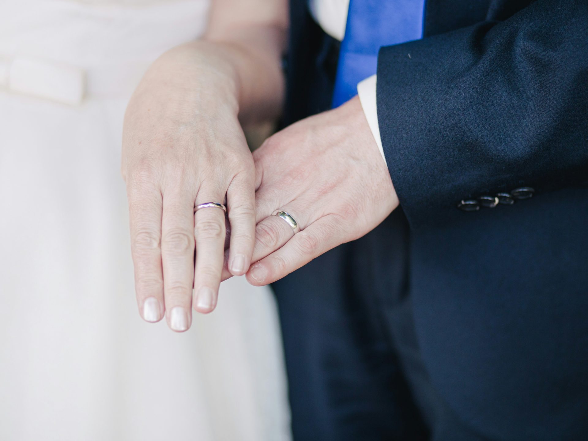 Il devient veuf et part vivre chez ses parents : il tombe amoureux de sa belle-mère et l'épouse