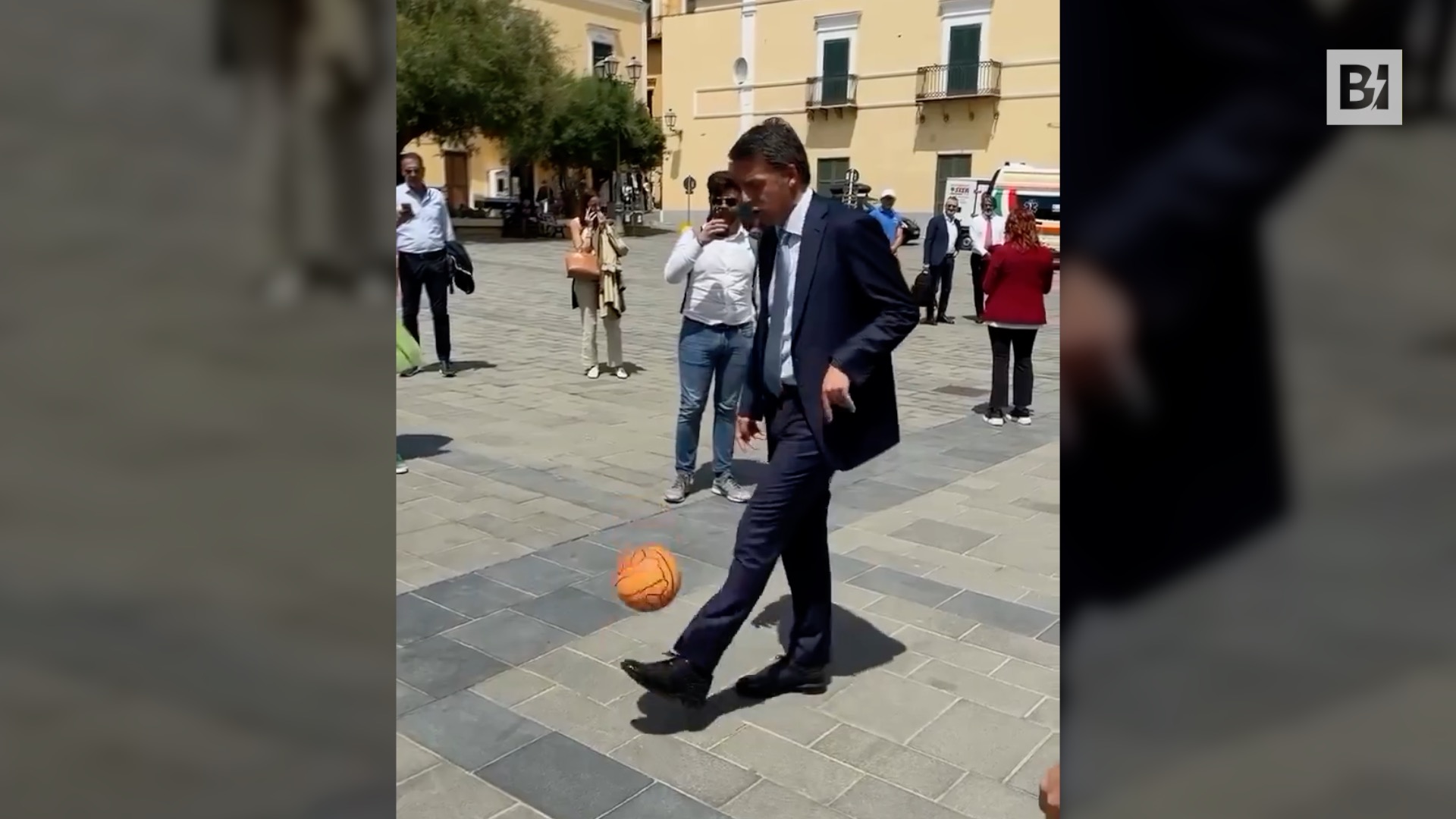 Renzi-show: Matteo si esibisce come calciatore