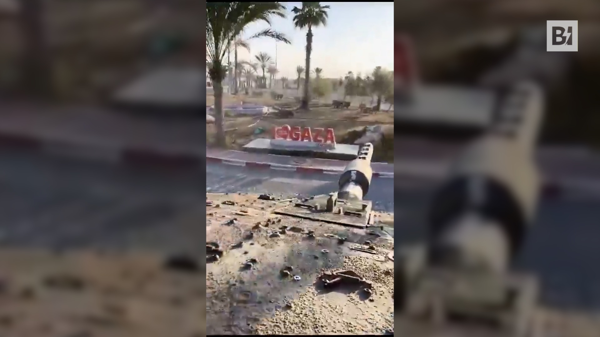 Rafah, tank israeliano schiaccia cartello con scritto “I…