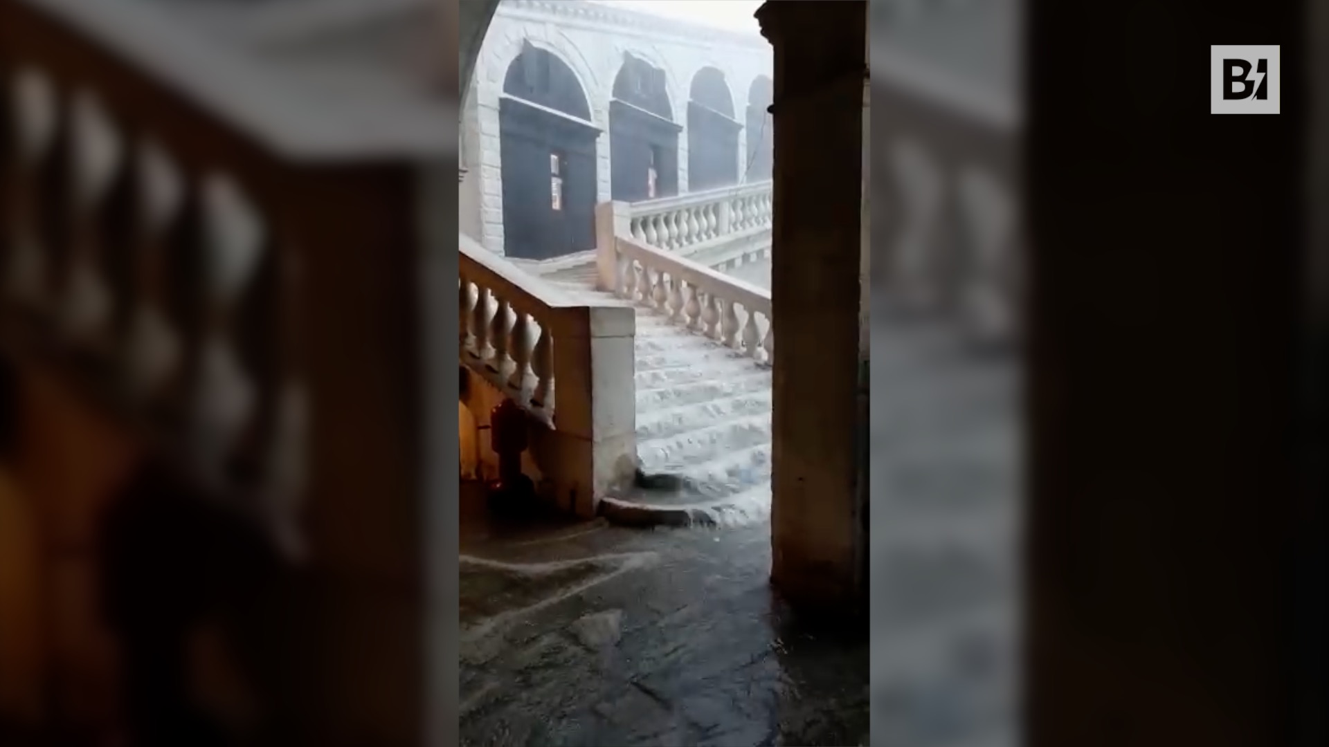 Il Ponte di Rialto diventa una cascata