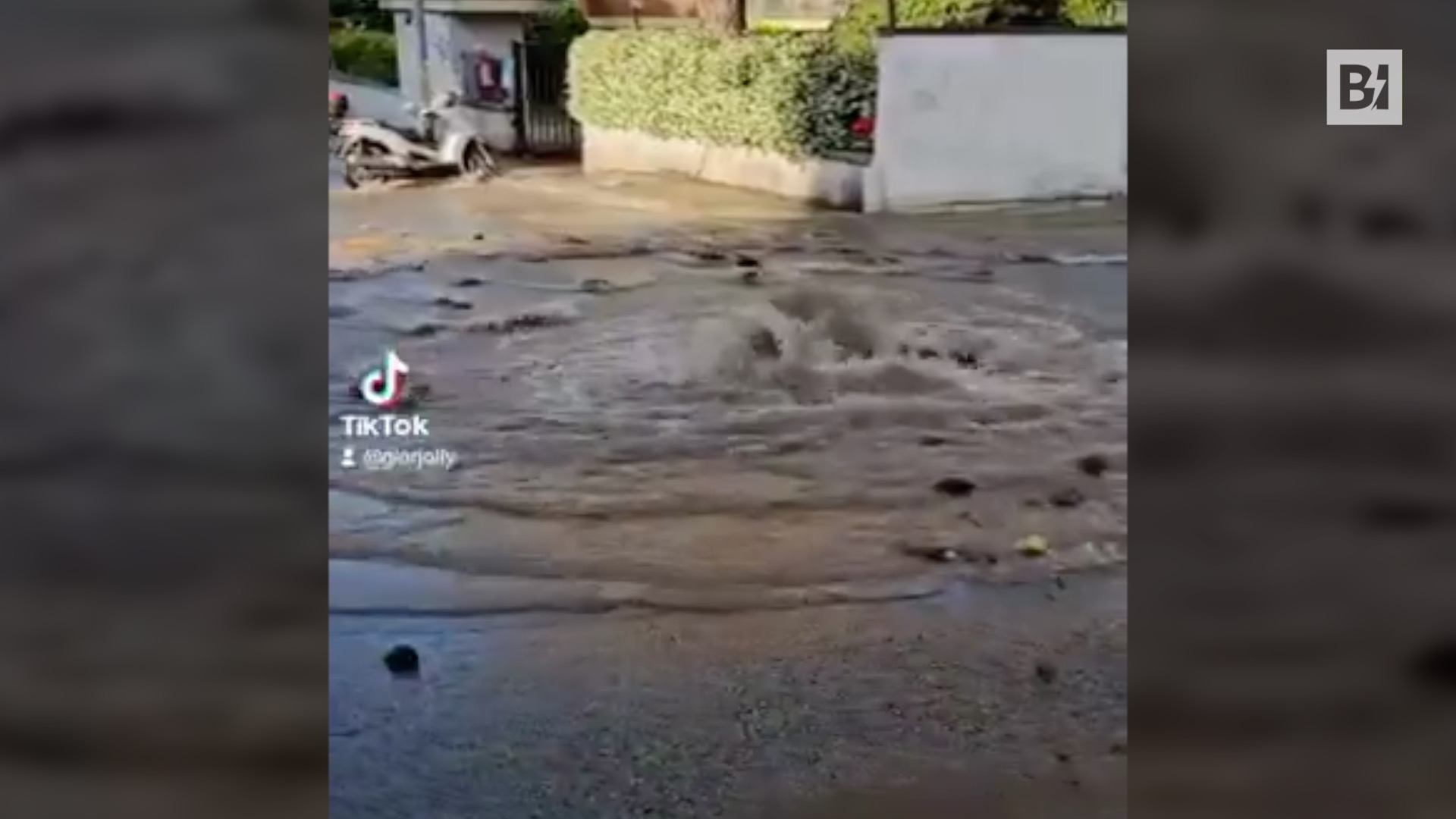 Roma, perdita d’acqua causa voragine in strada
