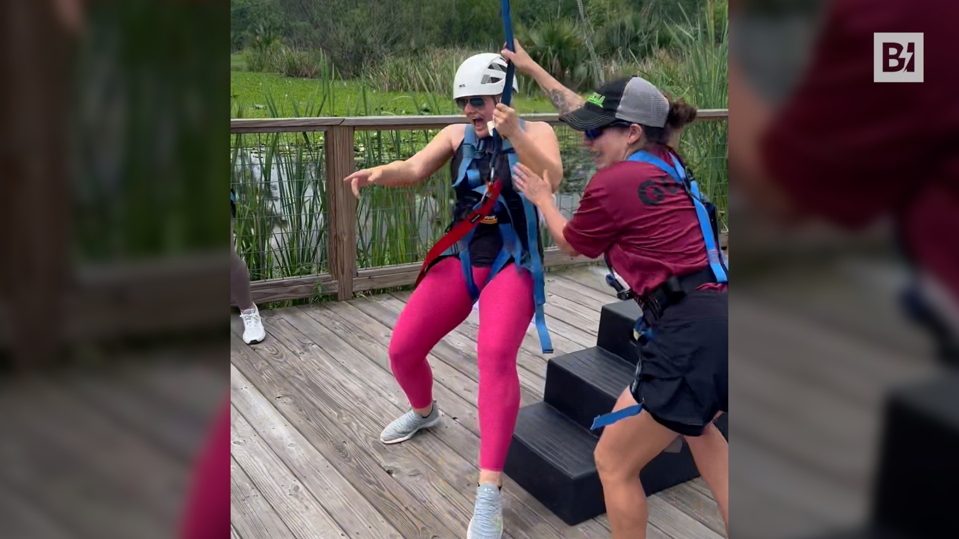 Zipline sulla palude: all’improvviso spunta un alligatore