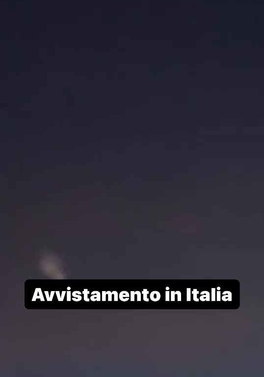 Alarme OVNI dans le ciel d'Italie : étrange lumière dans le ciel dans des vidéos sociales