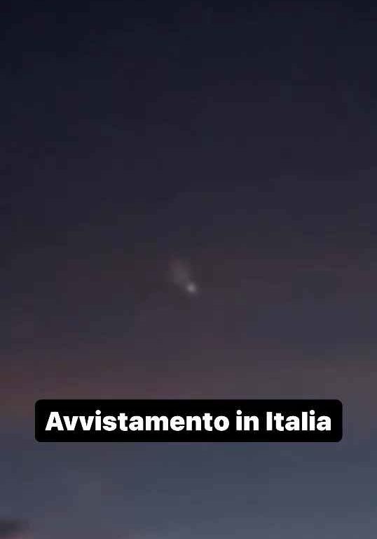 Alarme OVNI dans le ciel d'Italie : étrange lumière dans le ciel dans des vidéos sociales