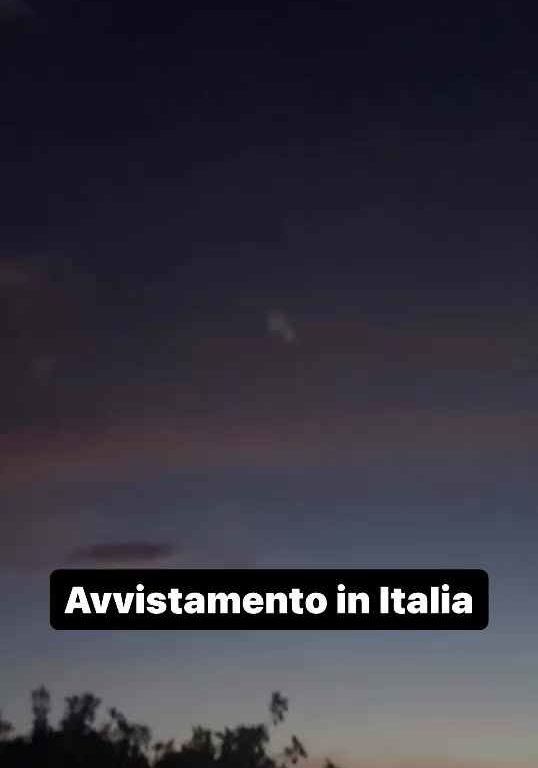 Alarme OVNI dans le ciel d'Italie : étrange lumière dans le ciel dans des vidéos sociales