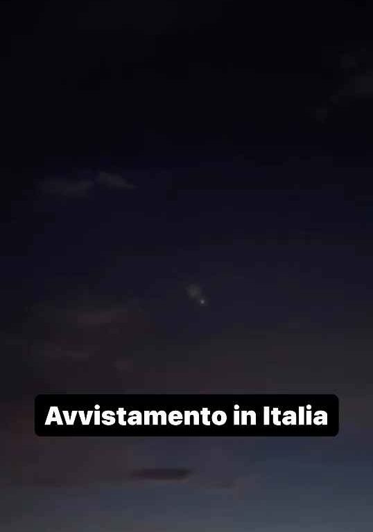 Alarme OVNI dans le ciel d'Italie : étrange lumière dans le ciel dans des vidéos sociales