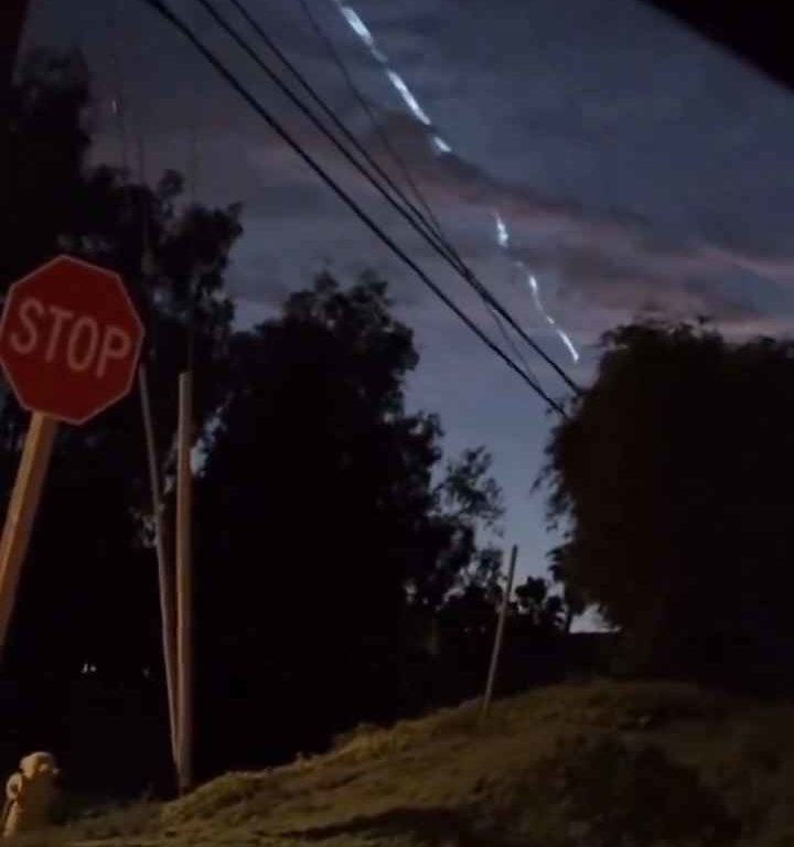 Alarma ovni en el cielo de Italia: extraña luz en el cielo en videos sociales