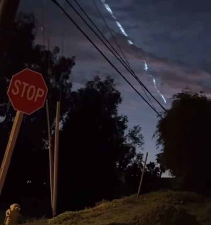 Alarme OVNI dans le ciel d'Italie : étrange lumière dans le ciel dans des vidéos sociales