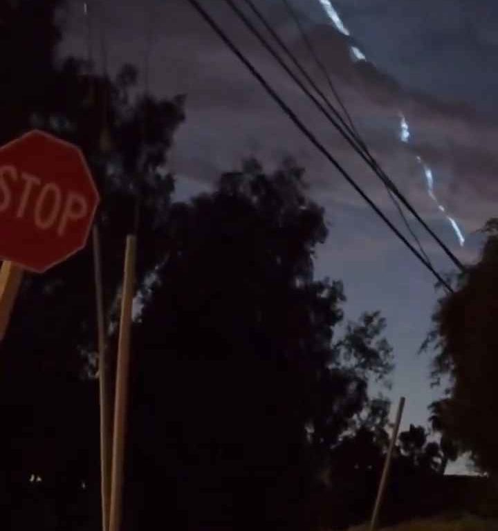 Alarma ovni en el cielo de Italia: extraña luz en el cielo en videos sociales