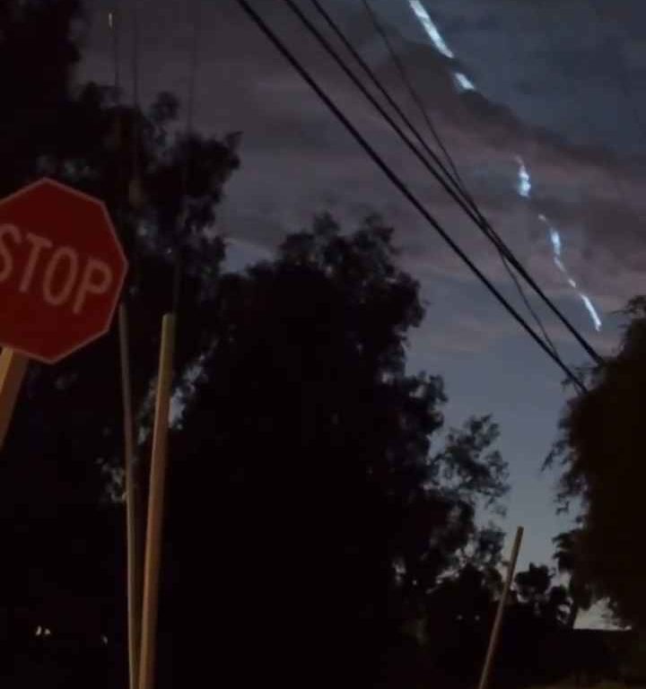 Alarma ovni en el cielo de Italia: extraña luz en el cielo en videos sociales