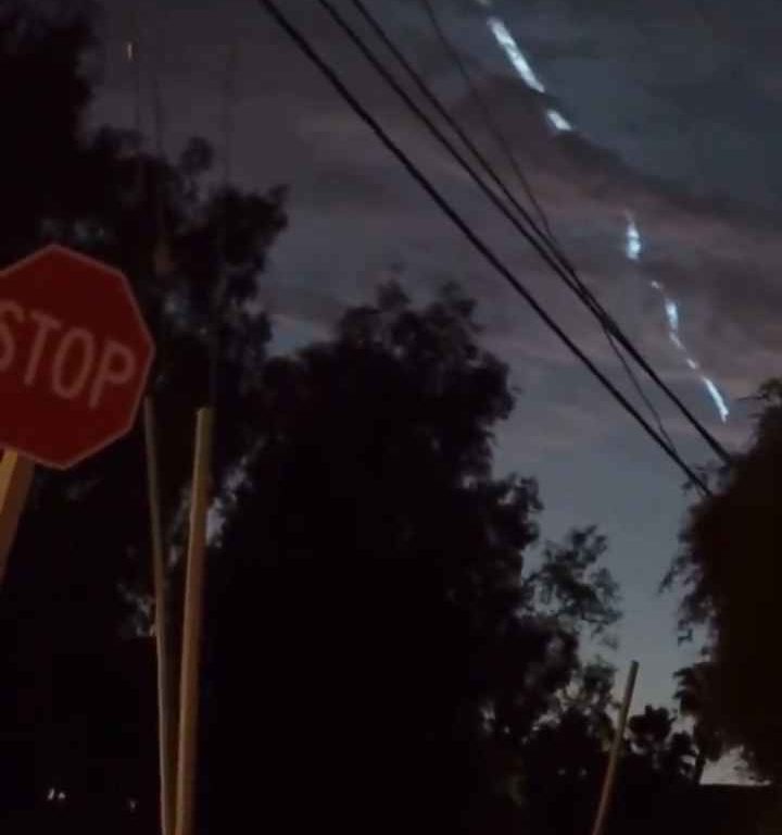 Alarme OVNI dans le ciel d'Italie : étrange lumière dans le ciel dans des vidéos sociales