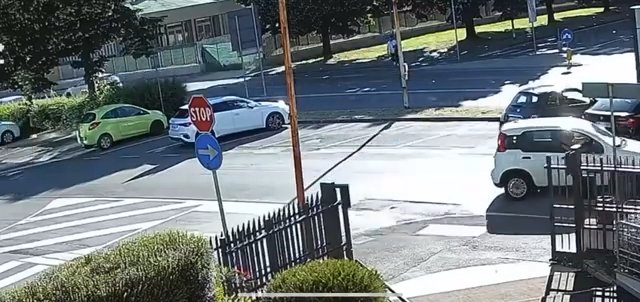 Attraversa la strada e viene falciato da auto: video shock