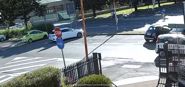 Il traverse la route et se fait faucher par des voitures : vidéo choc